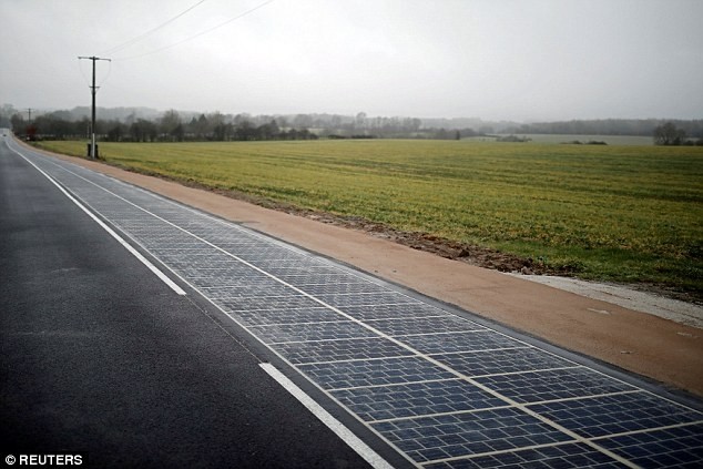 太陽能電池板鋪成公路：晚上還能照明 